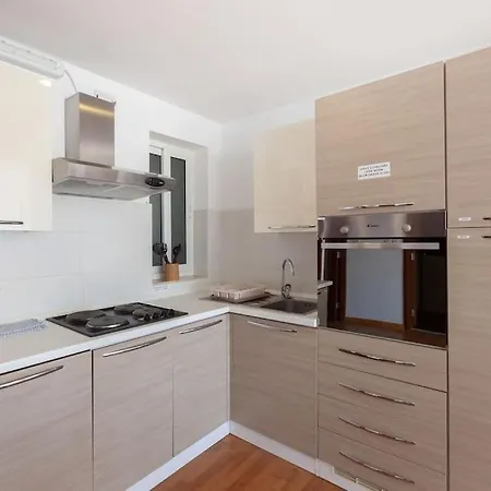 Beautiful 2br Just Off The Promenade With Seaviews By 360 Estates